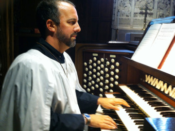 scott-at-organ